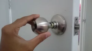 Cara Buka Tombol Pintu Rosak